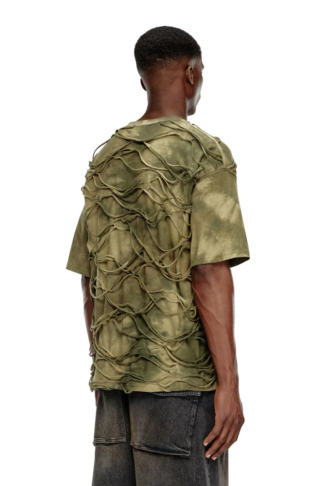 T-shirt with floating strands