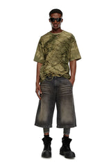 T-shirt with floating strands