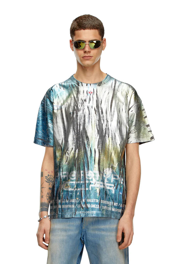 T-shirt with creased foil treatment