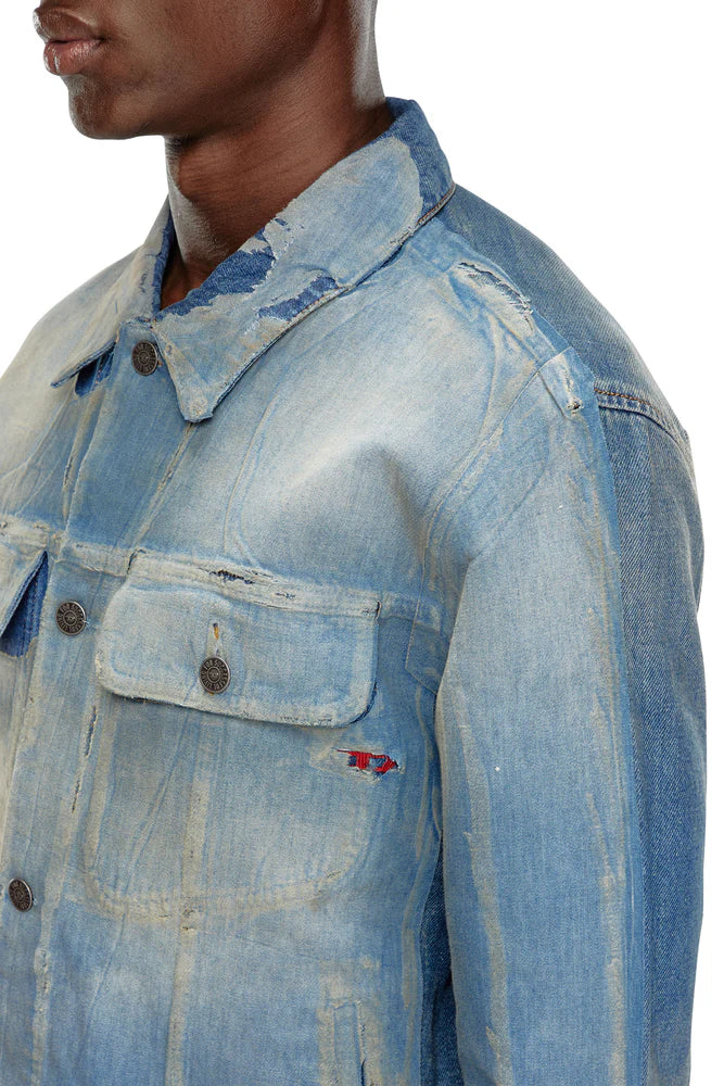 Trucker jacket in peel-off denim