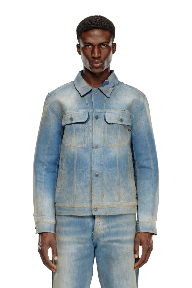 Trucker jacket in peel-off denim