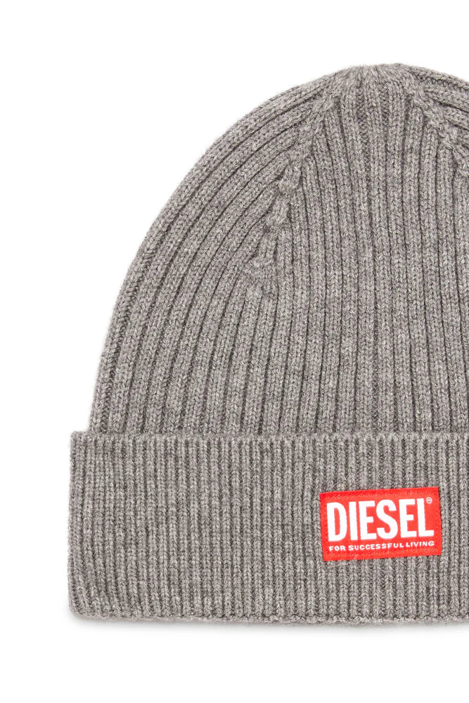 Ribbed beanie with logo patch
