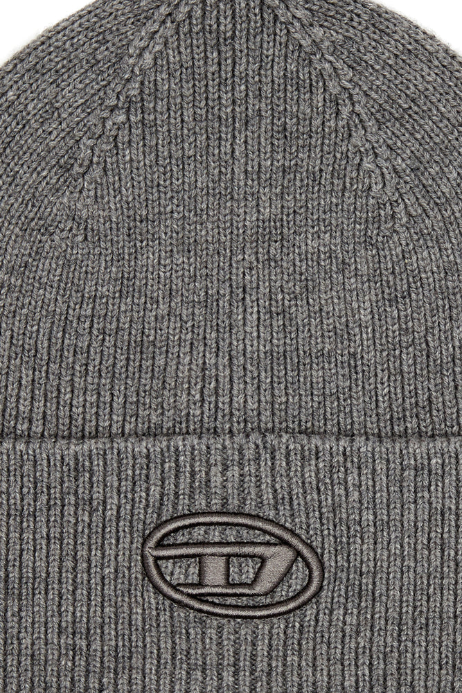 Ribbed beanie with D embroidery