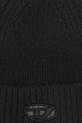 Ribbed beanie with Oval D cut-out