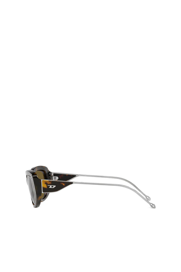 Cat-eye style sunglasses