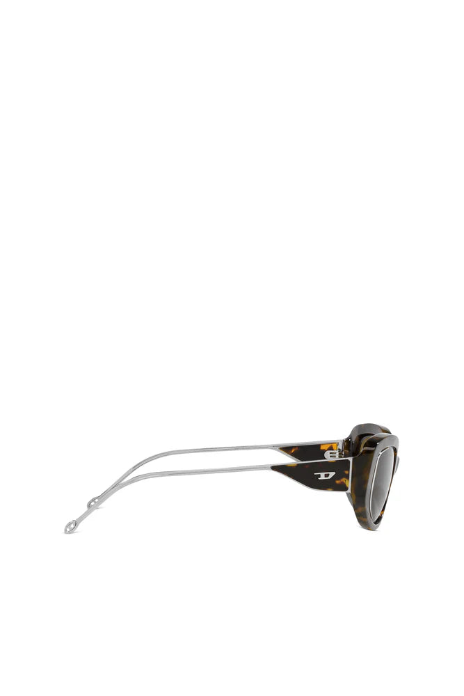 Cat-eye style sunglasses